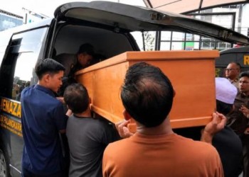 Jenazah Anton kurniawan saat dimasukan ke dalam mobil ambulans usai menjalani otopsi di Rumah sakit Bhayangkara Palangka Raya.