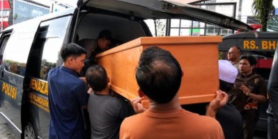Jenazah Anton kurniawan saat dimasukan ke dalam mobil ambulans usai menjalani otopsi di Rumah sakit Bhayangkara Palangka Raya.