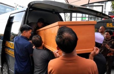 Jenazah Anton kurniawan saat dimasukan ke dalam mobil ambulans usai menjalani otopsi di Rumah sakit Bhayangkara Palangka Raya.