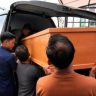 Jenazah Anton kurniawan saat dimasukan ke dalam mobil ambulans usai menjalani otopsi di Rumah sakit Bhayangkara Palangka Raya.