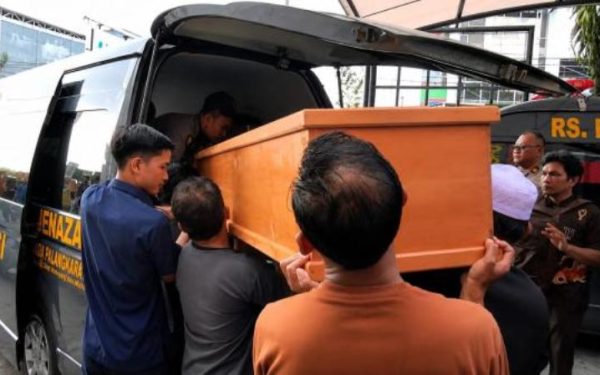 Jenazah Anton kurniawan saat dimasukan ke dalam mobil ambulans usai menjalani otopsi di Rumah sakit Bhayangkara Palangka Raya.