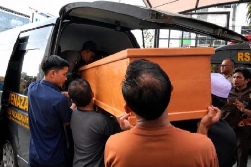 Jenazah Anton kurniawan saat dimasukan ke dalam mobil ambulans usai menjalani otopsi di Rumah sakit Bhayangkara Palangka Raya.